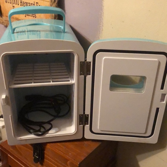 Mini fridge— - Picture 3 of 5